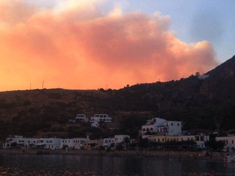 Ολονύχτια μάχη με την πυρκαγιά στα Κύθηρα – Διακοπές ρεύματος (βίντεο)